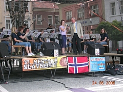 Molde-ordf�rer Jan Petter Hammer� p� scena.