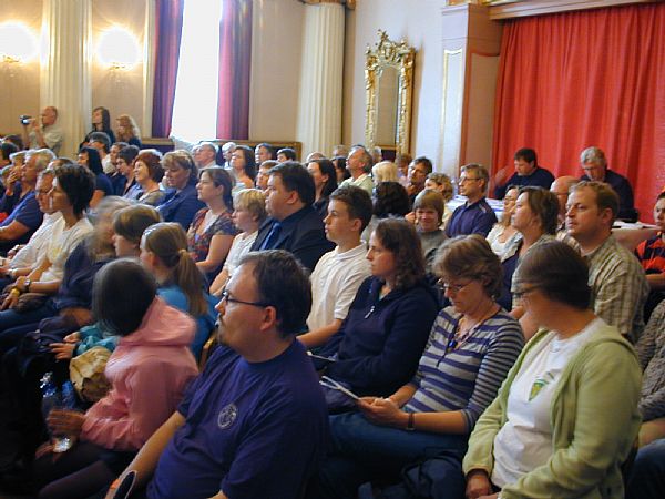 Publikum med dommerne bakerst (Foto: Arild Erlien)