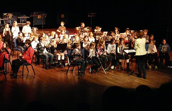 Molde aspirantkorps med gjestemusikere fra Hustad Skoles Musikkorps og aspiranter fra Tornes Musikkorps (Foto: Arild Erlien)