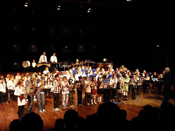 Kviltorp og Nordbyen skolekorps med aspiranter (Foto: Arild Erlien)