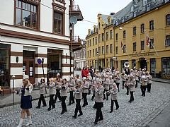 Marsjering gjennom �lesunds gater.